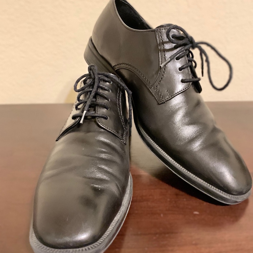 Men’s Johnston and Murphy black oxfords.